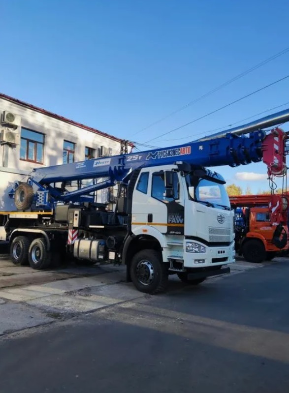 Автокран FAW J6P